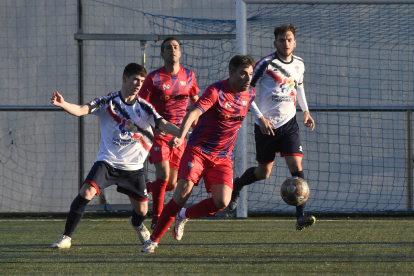 Un jugador del Vilanova de la Barca mira de sortir de la pressió rival.