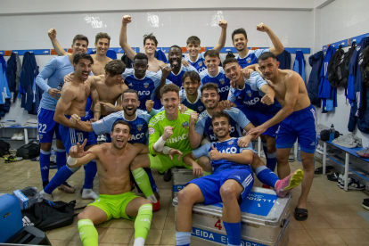 Jugadors del Lleida celebren la victòria de diumenge passat al vestidor.