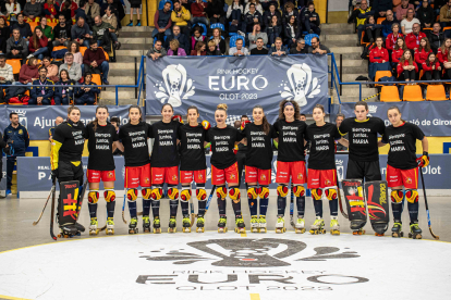 Espanya, amb les jugadores del Vila-sana Victòria Porta i Anna Salvat, tercera i segona a la dreta.