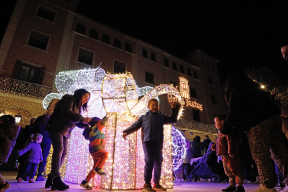 Els més petits es van divertir amb els elements decoratius dels carrers de Mollerussa.