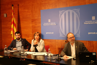 Joan Cuevas, primer per l’esquerra, en un acte a Educació.