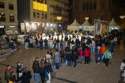 La pista de gel de Sant Joan atreu centenars de persones en ple centre de l'Eix Comercial