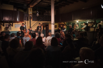 Un concert de jazz l’any passat al singular Cafè Salon de Salàs de Pallars.