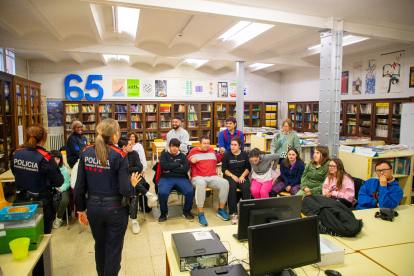 Un grup d’alumnes amb capacitats diverses assisteix a una xarrada dels Mossos d’Esquadra a l’Escola del Treball de Lleida.