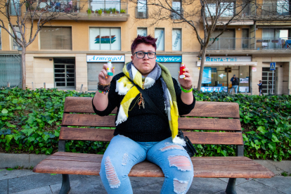 L’Andrea, amb els inhaladors que finalment li van receptar.