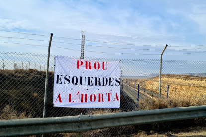 Cartells denunciant l’aparició d’esquerdes en cases de l’Horta.