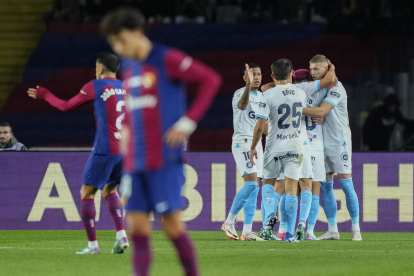 Els jugadors del Girona celebren el primer gol del seu equip, amb què s’avançarien en el marcador, i que va ser anotat pel davanter ucraïnès Dovbyk.