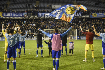 Els jugadors van celebrar el triomf amb la nombrosa afició que va omplir ahir el Camp d’Esports.