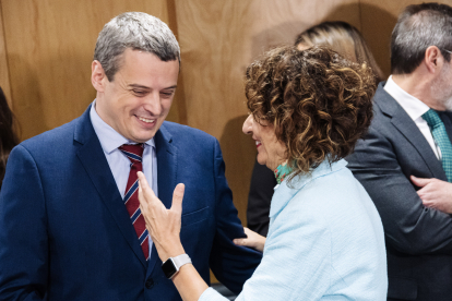 María Jesús Montero saluda el secretari general d’Economia de la Generalitat, Josep Maria Villarubia.