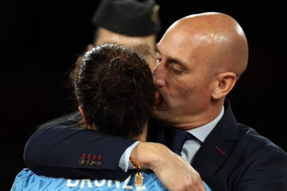 Moment en què Rubiales besa l’anglesa Lucy Bronze.