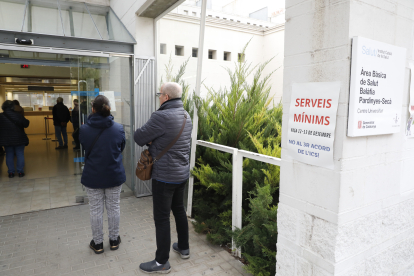 Els serveis mínims al CAP de Balàfia-Pardinyes-Secà van causar cues ahir al matí.