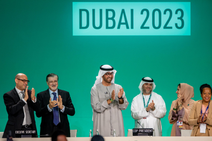 Els dirigents i el president de la COP28, Sultan al-Jaber, aplaudeixen l’aprovació del text de la cimera.