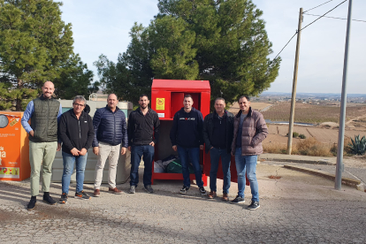 Autoritats i tècnics del consell davant del nou contenidor de roba a Puiggròs.