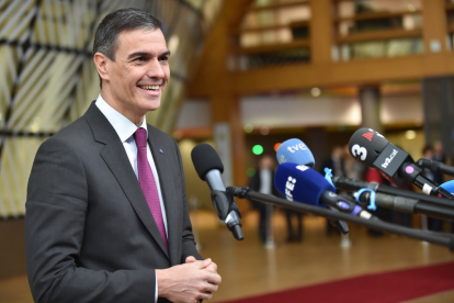 Pedro Sánchez atenent ahir els mitjans a l’arribada a la cimera que se celebrava a Brussel·les.