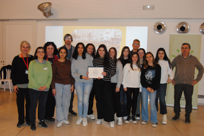 Alumnes, professors i director de l’Institut de Seròs després de rebre el premi Escoles Verdes 2023.