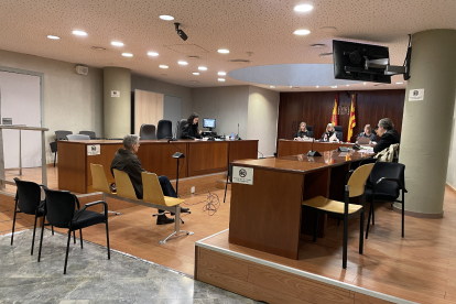 L’acusat, ahir al matí al banc dels acusats de l’Audiència de Lleida.