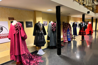 Mollerussa exposa deu vestits del 'Cortejo do traje de papel 'de Portugal