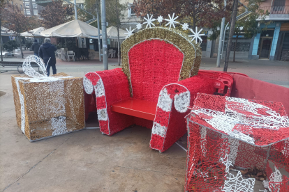 Els ornaments nadalencs vandalitzats de la plaça Ricard Viñes.