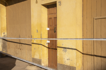 L’habitatge de la víctima, situada al carrer Segarra de Tàrrega, estava ahir precintat.