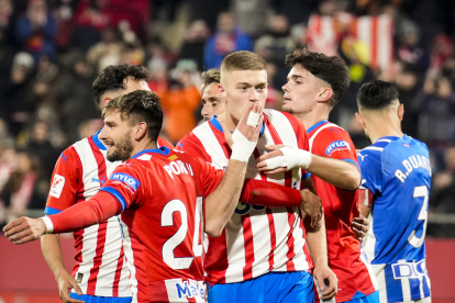 Artem Dovbyk celebra el seu primer gol, ahir davant de l’Alabès.