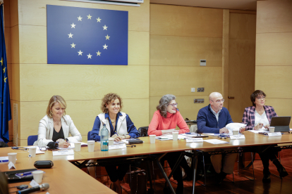 Membres de la Comissió durant la seua primera reunió a Barcelona.