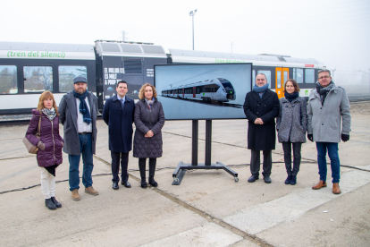 Les autoritats ahir al Pla de Vilanoveta durant la presentació dels nous trens que circularan per la línia de Manresa el 2025.