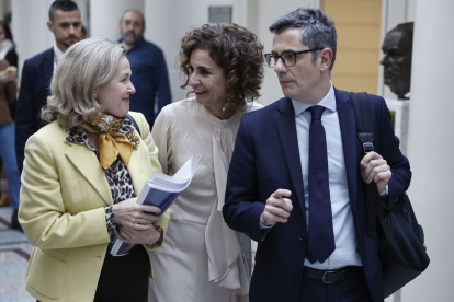 El ministre Bolaños, amb les vicepresidentes del Govern central Nadia Calviño i María Jesús Montero.