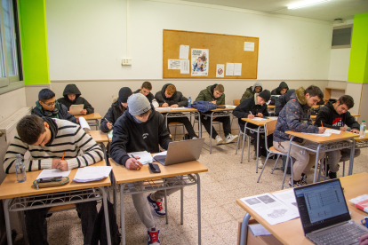 Alumnes de la Caparrella, amb abrics i gorros a classe al no haver-hi calefacció, ahir al matí.