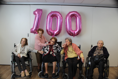 Les cinc usuàries centenàries de la residència lleidatana, en la celebració de l’aniversari d’una d’elles dissabte passat.