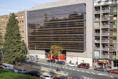 Imatge de la façana de la seu de la Tresoreria General de la Seguretat Social a Lleida.