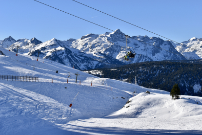 Esquiadors en un remuntador de Baqueira.