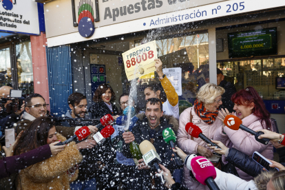 Diverses persones van celebrar la grossa a l’administració madrilenya de l’avinguda Monforte de Lemos.