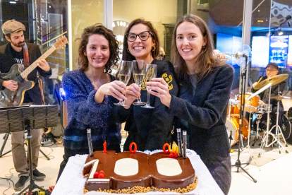 Brindis centenari de Paula, Montserrat i Carme Cortada, la quarta generació d’una família de cine.