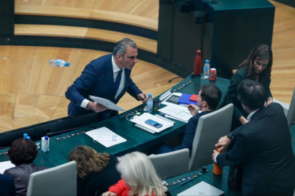 Moment en el qual Ortega Smith s’encara a l’edil Eduardo Fernández Rubiño, regidor de Més Madrid.