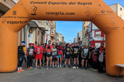 La Sant Silvestre d’Almenar, amb 150 atletes ■ Almenar va acollir dissabte dia 23 la primera Sant Silvestre, que va reunir 150 persones, entre caminadors i corredors en el circuit únic de 5 quilòmetres. El vencedor en categoria masculina va ser ...