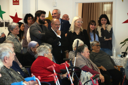 El conseller de Drets Socials, Carles Campuzano, durant una visita a una residència de Montblanc.