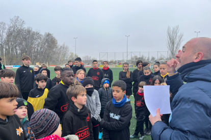 Un tècnic fa una xerrada als nens del campus a Pardinyes.