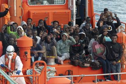 Salvament Marítim traslladant migrants rescatats en aigües properes a l’illa de Lanzarote.