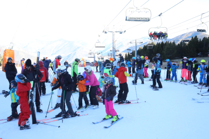 Sense neu fora de les pistes ■ Algunes estacions d’esquí (com Port Ainé, a la imatge) no tenen neu fora de les pistes que actualment estan obertes. Tanmateix, els dominis esquiables del Pirineu compten amb bons gruixos que oscil·len entre els  ...