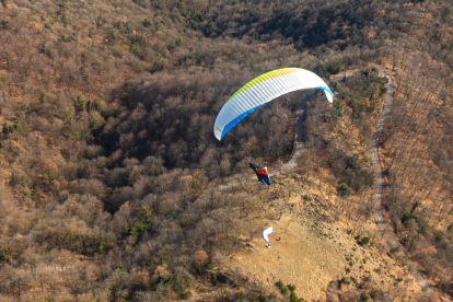 La major part del recorregut es fa en parapent.