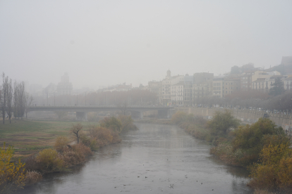 La boira ahir sobre la canalització del riu Segre a Lleida ciutat.