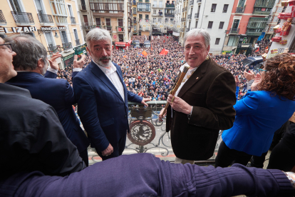 El nou alcalde, Joseba Asiron (a la dreta), celebra al balcó de l’ajuntament el triomf.