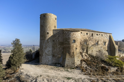 La torre de Castellmeià, restaurada després de l'enfonsament de la base