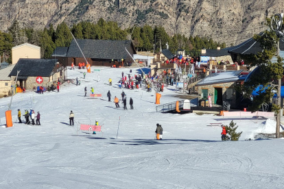 Alguns dels esquiadors que van visitar ahir les pistes d’Espot i, a la imatge de la dreta, senderistes a l’estació de nòrdic de Lles de Cerdanya.