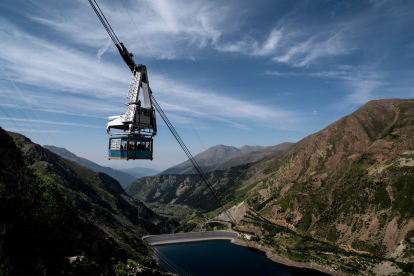 Sallente i el telefèric que es va utilitzar per a la seua construcció i que ara és un atractiu turístic.