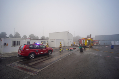 Efectius dels Bombers ahir durant l’extinció de l’incendi en una empresa de Maials.