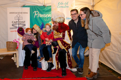 Grans i petits es van voler fotografiar ahir amb el Gran Camarlenc al seu pas per Cappont.