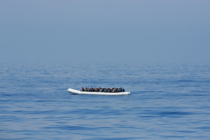 Una zòdiac, com l’auxiliada pel Marroc, en alta mar.