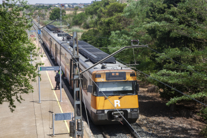 Imatge d’un tren de la línia de Manresa a Anglesola.