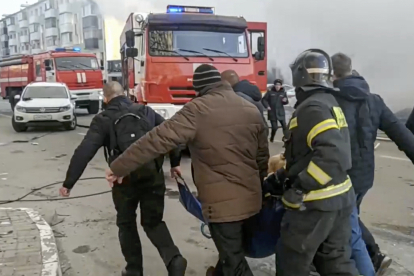 Rescatistes russos porten una dona ferida després del bombardeig ucraïnès a Bélgorod.
